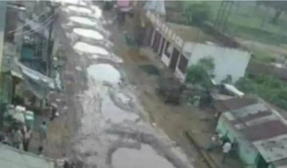 बिहार में सड़क तो है लेकिन सड़क यातायात नियम नही - बम बम ठाकुर