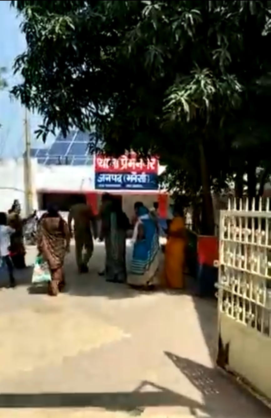 शिकायत लेकर पहुँची महिला से किया अभद्रता,थाने में जड़ा थप्पड़