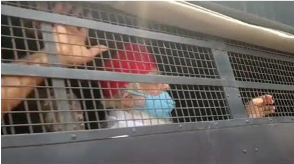 श्री आशारामजी बापू को बज्र वाहन में ले जाने पर भक्त हुए आक्रोशित !