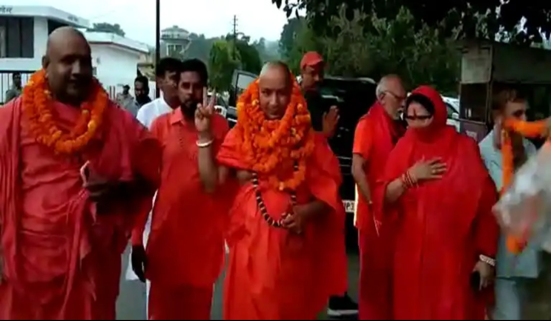 जेल से रिहा हुए स्वामी दिनेशानंद स्वामी,सन्तो ने ढोल नगाड़े बजाकर किया स्वागत