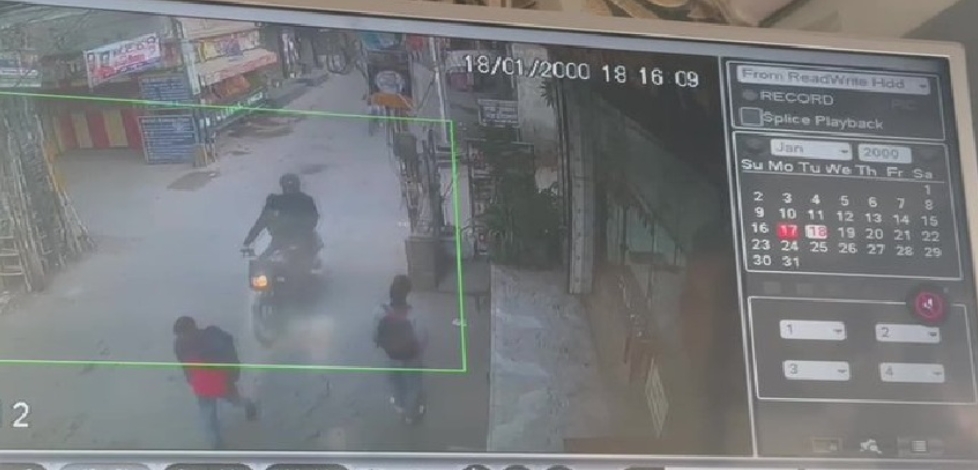 दिल्ली एसिड एटैक मामला, बाइकसवार ने छात्रा पर फेंका तेजाब..