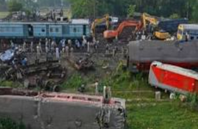 ओडिशा ट्रेन हादसा: 40 यात्रियों की मौत, टूटकर गिरे ओवरहेड केबल के करंट से!