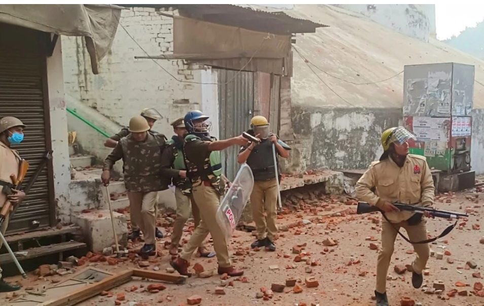 संभल हिंसा: चार मौतें, आगजनी और पथराव, 1 दिसंबर तक बाहरी लोगों की एंट्री बंद