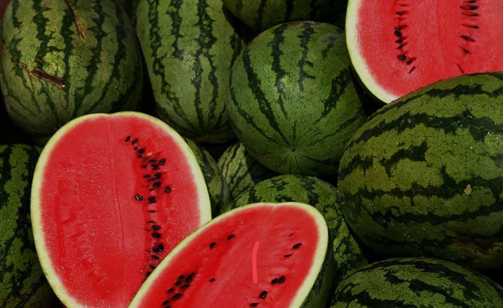 गर्मी में तरबूज खाने के फायदे: सेहत के लिए अमृत समान